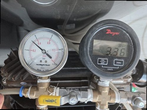 단원구 누수탐지 벽과 천장의 누수 흔적을 확인하는 모습