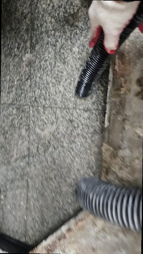 단원구 누수탐지 베란다 천장 물자국과 외벽 우수관 연결부를 확인하는 현장