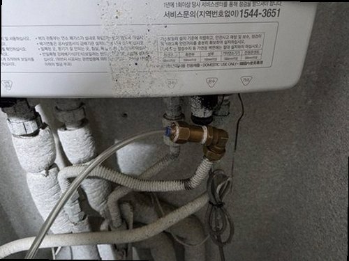 단원구 누수탐지 압력 게이지와 청음 장비로 배관 누수 위치를 확인하는 모습