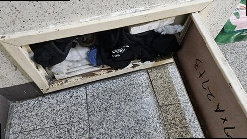 종로구 누수탐지 싱크대 하부와 벽면의 누수 흔적을 확인하는 현장