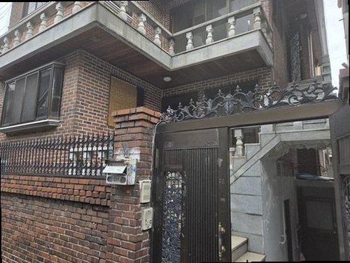 종로구 누수탐지 싱크대 하부장 급수 호스와 배수 트랩 점검 모습