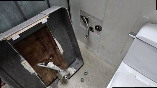 유성구 누수탐지 욕실 천장 누수 흔적과 수도계량기 별침 확인 장면