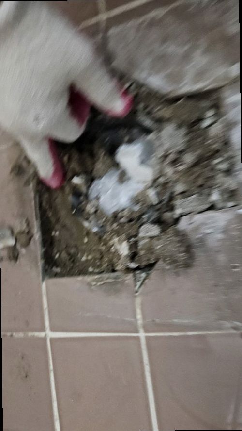 천안시 동남구 누수탐지 수도계량기 별침과 실내 누수 흔적을 확인하는 모습