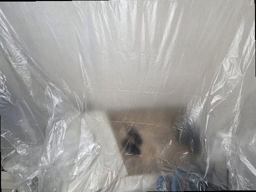 천안시 동남구 누수탐지 천장과 벽면에 나타난 누수 흔적을 확인하는 모습