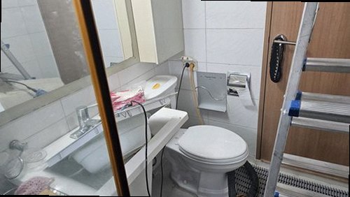 파주 누수탐지 배관과 방수층의 누수 발생 경로를 비교한 단면도