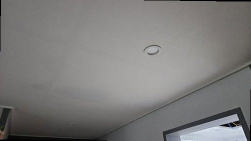 파주 누수탐지 수분측정기와 열화상 카메라로 벽체 내부 상태를 점검하는 모습