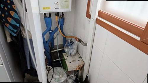 파주 누수탐지 천장 얼룩과 벽면 습기 흔적을 비교하는 누수 점검 현장