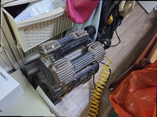파주 누수탐지 욕실 천장 누수 흔적과 배관 위치를 비교하는 모습