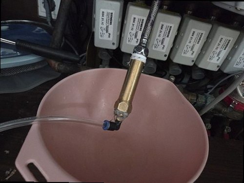 파주 누수탐지 보일러 압력계와 난방 분배기 연결부를 점검하는 현장
