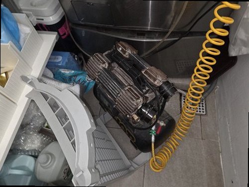 파주 누수탐지 세탁실 바닥과 아래층 천장 누수 피해를 확인하는 현장