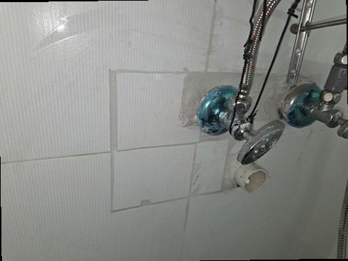 사하구 누수탐지 욕실 천장 얼룩과 수도계량기 별침을 확인하는 누수 점검 현장