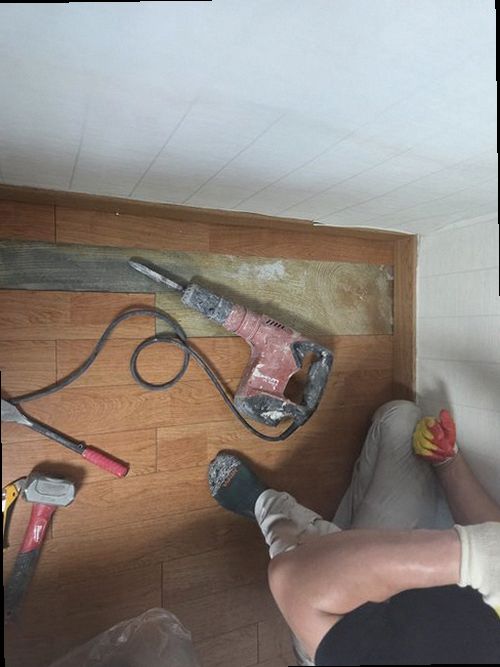 사하구 누수탐지 거실 벽지 얼룩과 수분 측정기를 확인하는 현장