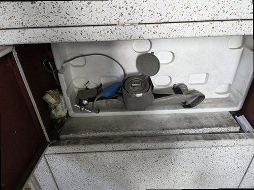 충남 누수탐지 천장 누수 흔적과 배관 구조를 확인하는 모습