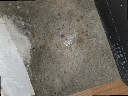 충북 누수탐지 누수 탐지 장비로 벽면과 바닥의 수분 분포를 측정하는 모습