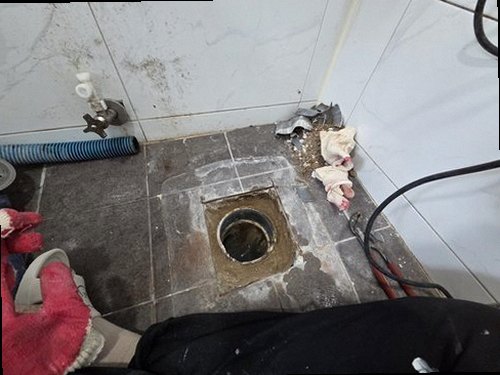 충북 누수탐지 천장 누수 흔적과 욕실 주변 수분 상태를 확인하는 모습