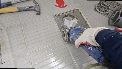 청주 누수탐지 수도계량기 별침과 잠금 밸브를 확인하는 모습